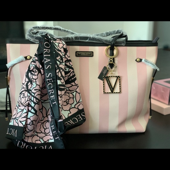 SOLD ❌❌VS Signature Pink Striped Tote Gift Set - Picture 2 of 13